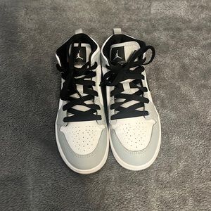 smoke gray jordan 1’s mids